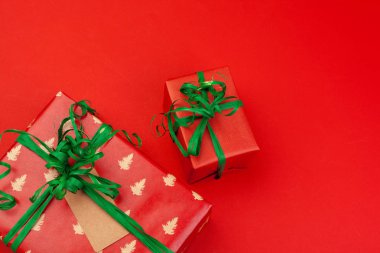 hediye kutuları renk arka plan üzerinde Kapat