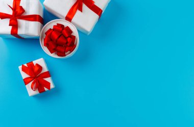 hediye kutuları renk arka plan üzerinde Kapat