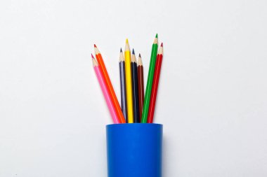 Beyaz arka planda izole edilmiş ahşap renkli sıradan kalemler.