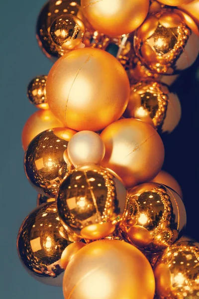 Golden Karácsony Baubles Közelről — Stock Fotó