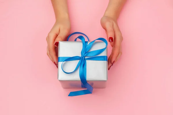 Mujer Sosteniendo Caja Regalo Sobre Fondo Color — Foto de Stock