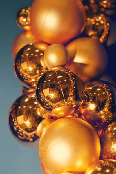 Golden Karácsony Baubles Közelről — Stock Fotó