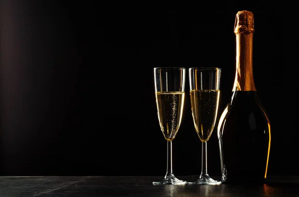 Fles Champagne Glazen Donkere Achtergrond — Stockfoto