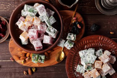 Türk lokumu ahşap bir masa üzerinde yakın çekim.