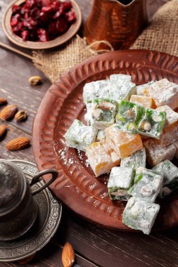 Türk lokumu ahşap bir masa üzerinde yakın çekim.