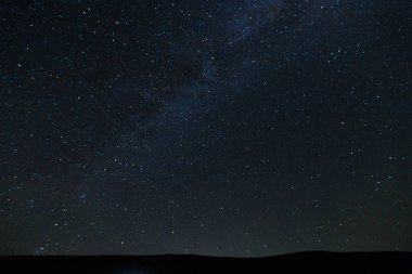 Güzel gece gökyüzünde yıldızlar arka plan ile çarpıcı