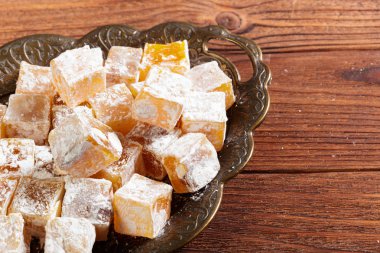 Türk lokumu ahşap bir masa üzerinde yakın çekim.