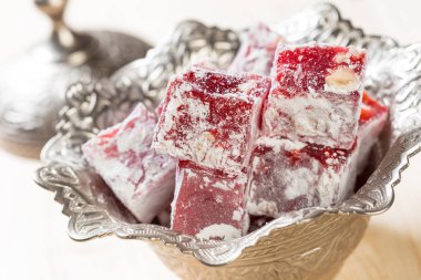 Türk lokumu ahşap bir masa üzerinde yakın çekim.