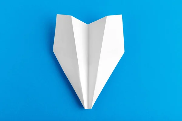 Düz Bir Kağıt Uçak Pastel Mavi Renk Arka Plan Üzerinde — Stok fotoğraf