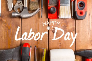 İşçi Bayramı. Ahşap arka plan üzerinde farklı araçlar .