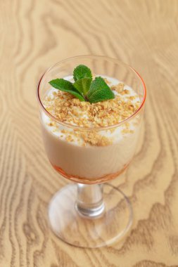 Bir cam fincan lezzetli tatlı kapatmak kadar üstten görünüm