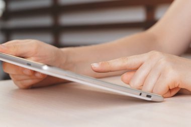 Dijital tablet, closeup tutan kadın