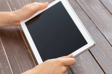 Dijital tablet, closeup tutan kadın