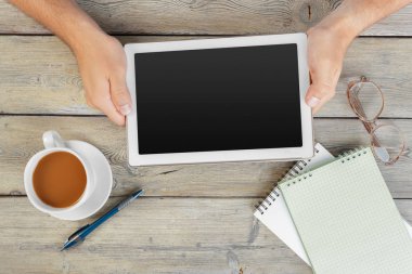 elleri boş tablet cihaz ahşap çalışma masa üzerinde tutan bir adam