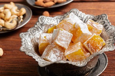 Türk lokumu ahşap bir masa üzerinde yakın çekim.