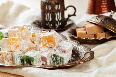 Türk lokumu ahşap bir masa üzerinde yakın çekim.