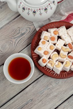 Türk lokumu ahşap bir masa üzerinde yakın çekim.