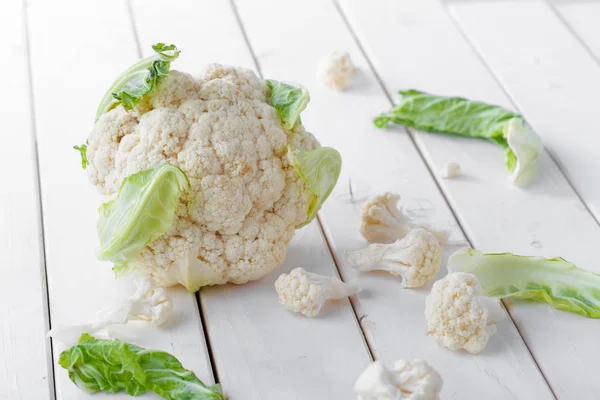 Coliflor Orgánica Sobre Fondo Madera — Foto de Stock