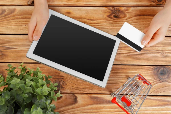 Mulher Compras Usando Tablet Cartão Crédito — Fotografia de Stock