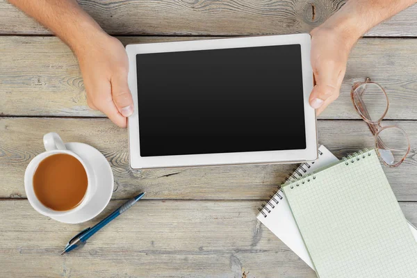 elleri boş tablet cihaz ahşap çalışma masa üzerinde tutan bir adam