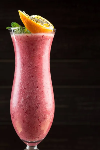 Jordgubbe Smoothie Mörk Bakgrund — Stockfoto