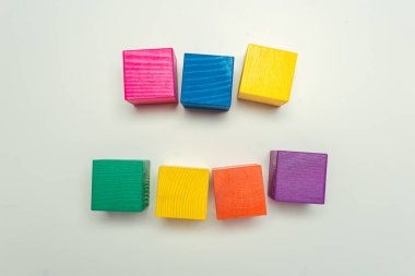 renkli ahşap bloklar üzerinde beyaz masa