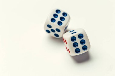 Beyaz arka plan üzerinde izole dices