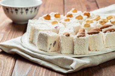 Türk lokumu ahşap bir masa üzerinde yakın çekim.
