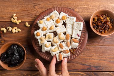 Türk lokumu ahşap bir masa üzerinde yakın çekim.