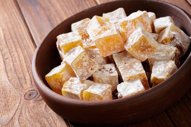 Türk lokumu ahşap bir masa üzerinde yakın çekim.