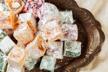 Türk lokumu ahşap bir masa üzerinde yakın çekim.