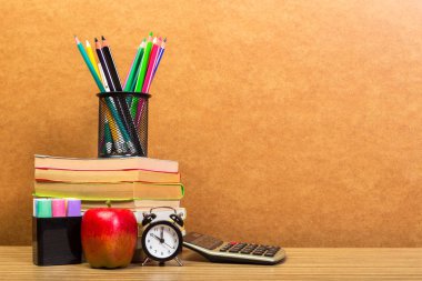 Eğitim ve okul malzemeleri ile kavram okula geri