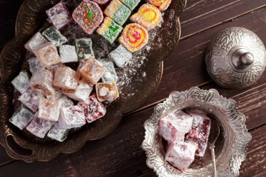 Türk lokumu ahşap bir masa üzerinde yakın çekim.