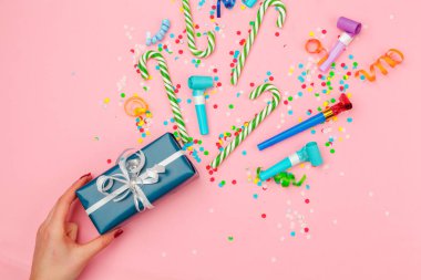 hediye kutusu çeşitli parti konfeti, flamalar ve dekorasyon