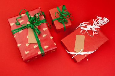 hediye kutuları renk arka plan üzerinde Kapat