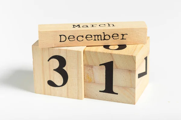 白い背景の日付と木製のキューブ — ストック写真