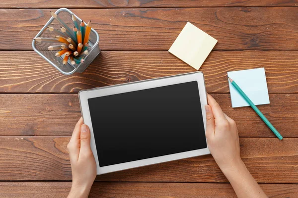 Kadın tablet bilgisayar ve kredi kartı kullanarak alışveriş yapıyor 