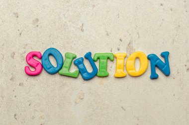 Arka plan üzerinde renkli harfler çözüm kelime