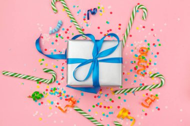 hediye kutusu çeşitli parti konfeti, flamalar ve dekorasyon