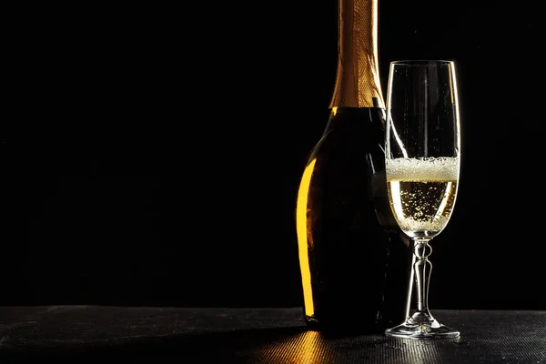 Bottiglia Champagne Vetro Sfondo Scuro — Foto Stock
