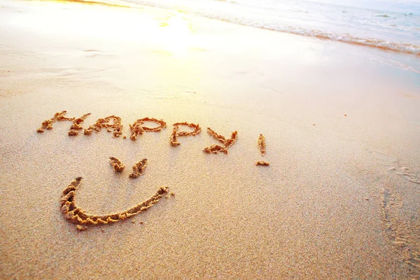 Щасливі Листи Написані Вручну Піску Пляжі — стокове фото