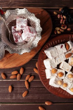 Türk lokumu ahşap bir masa üzerinde yakın çekim.