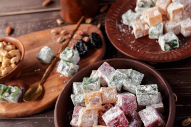 Türk lokumu ahşap bir masa üzerinde yakın çekim.