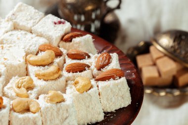 Türk lokumu ahşap bir masa üzerinde yakın çekim.