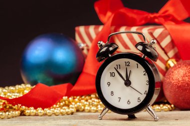 Retro çalar saat ve Noel süsleri kompozisyonu