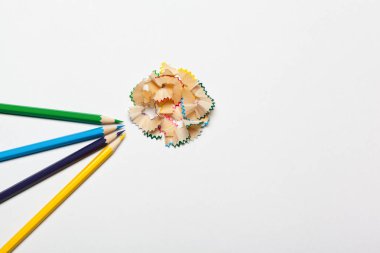 Kalemler ve beyaz arka plan üzerinde izole kalem talaş