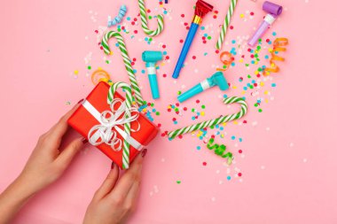 hediye kutusu çeşitli parti konfeti, flamalar ve dekorasyon