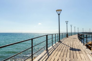 Deniz kenarındaki yürüyüş yolu set