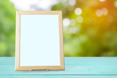 duvar ve masa ahşap beyaz boş resim çerçevesi