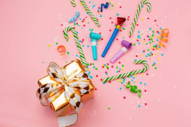 hediye kutusu çeşitli parti konfeti, flamalar ve dekorasyon